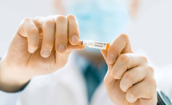 Comment les exercices d'étirement peuvent-ils prévenir les douleurs lombaires chez les travailleurs de bureau ?